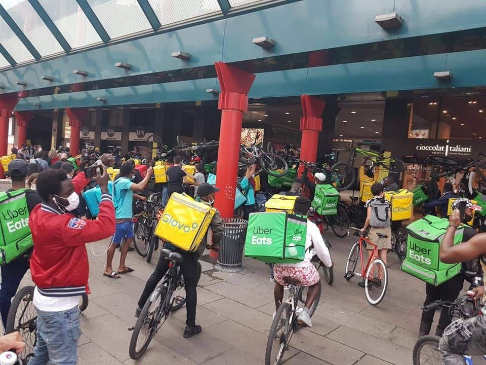Riders in protesta a Milano contro il divieto di bici sui treni di Trenord riders milano