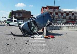 Solaro Auto ribaltata