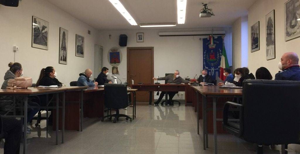 Terremoto politico a Cislago: si dimettono vice sindaco e consigliera: “Offesa la nostra dignità”. Giunta sull’orlo del baratro consiglio mascherine 1024x526