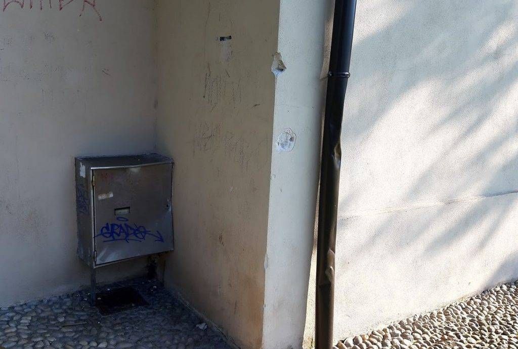 Testate ai pluviali della chiesetta tra Cogliate e Ceriano, maxi multa per due minorenni testate cogliate