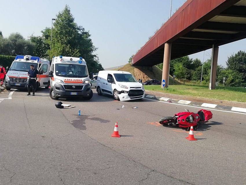 Arese, incidente tra auto e moto, 28enne in codice rosso a Garbagnate Arese incidente moto