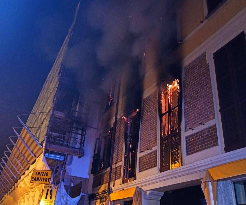 Brugherio, carabinieri si arrampicano e salvano anziana dall’incendio carabinieri brugherio incendio