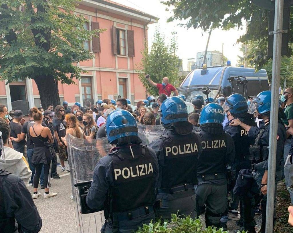 Saronno, città blindata e traffico in tilt per l’arrivo di Salvini e Fontana | FOTO Saronno Salvini