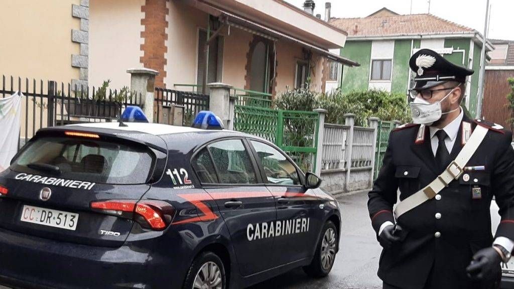 Garbagnate Milanese, atti osceni davanti ad una bambina e alla madre: arrestato un 32enne carabinieri 2 1024x576