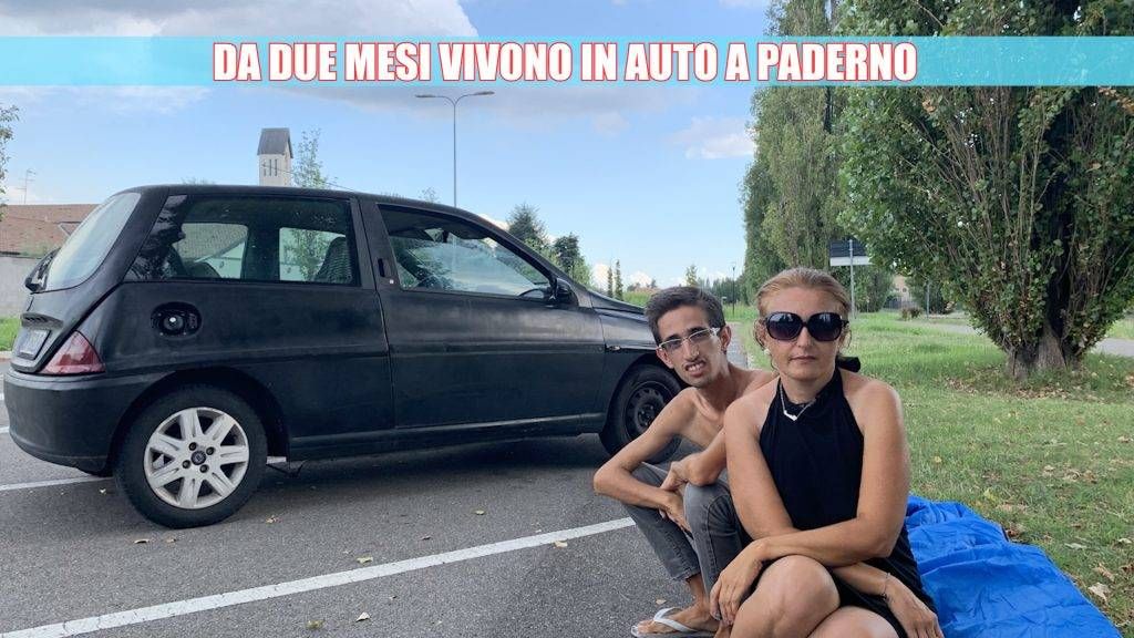 Vivono in auto a Paderno: “Abbiamo il reddito di cittadinanza, aiutateci” | VIDEO frame 2 auto paderno 1024x576