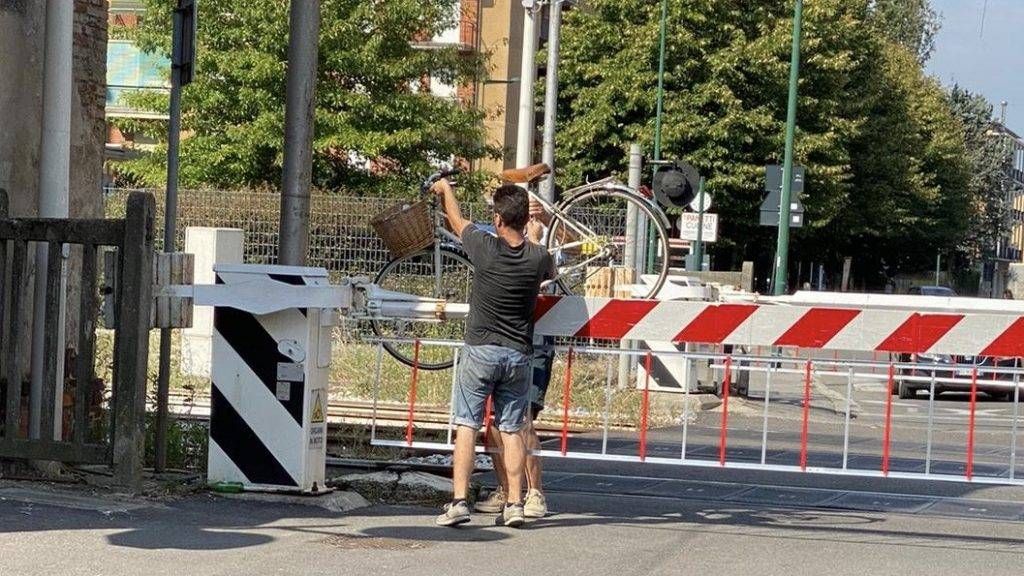 Paderno, treno in arrivo: si passano la bici al passaggio a livello chiuso di Palazzolo passaggio a livello palazzolo 1024x576