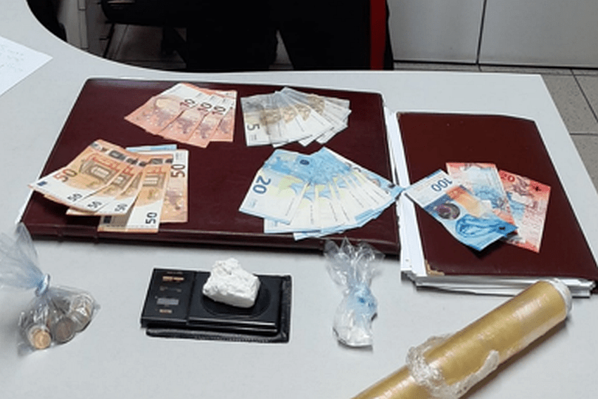 Spaccio di droga sul confine, incassi in euro e franchi svizzeri; arrestato spaccio confine