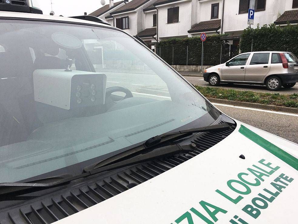 Bollate, fermati due autobus per le gite scolastiche e denunciato trasportatore di rifiuti irregolare Polizia
