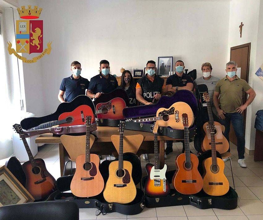 La chitarra di Elvis rubata a Milano e recuperata dalla Polizia insieme ad altre 10 chitarra elvis milano