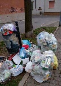 rifiuti via cavour 2 215x300