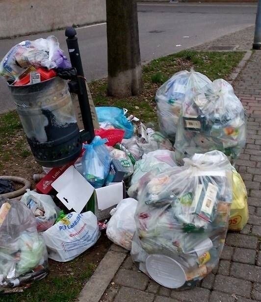 Discariche abusive a Caronno: multe grazie alle fototrappole rifiuti via cavour 2 e1686317639393