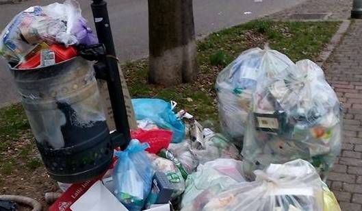 A Cislago degrado e inciviltà diffusi, sotto accusa cittadini e Comune rifiuti via cavour