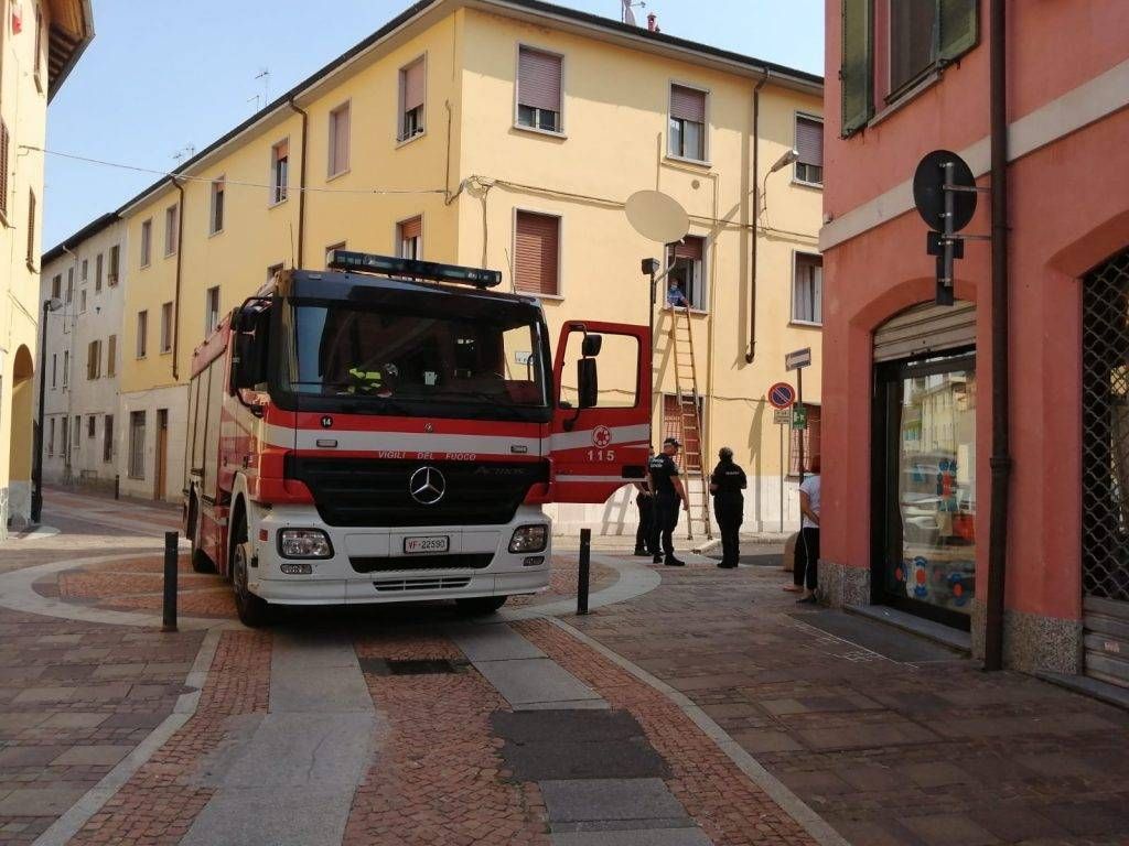 Senago, la dimenticano chiusa in casa: lei minaccia di saltare dalla finestra senago pompieri 1024x768