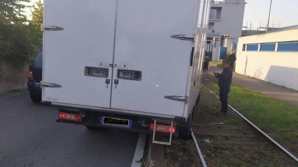 tram furgone milano limbiate comasina 1024x576