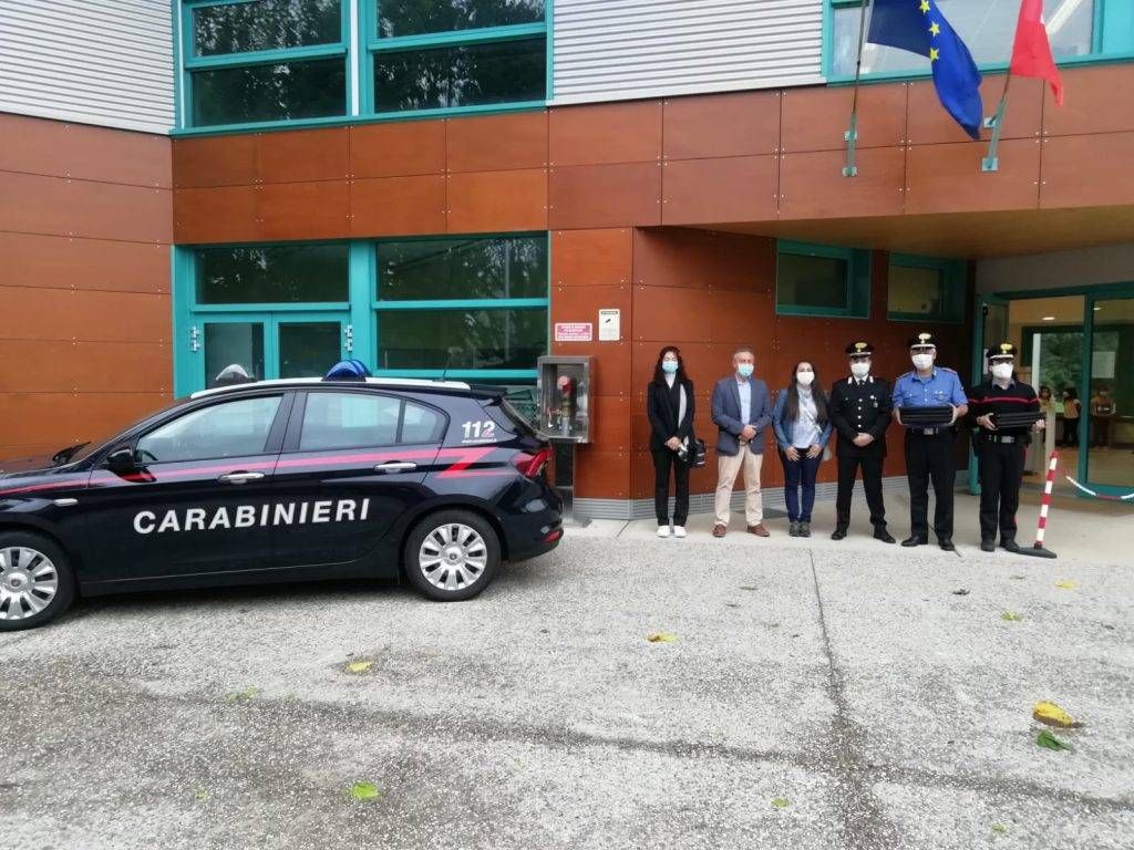 Solaro, pc rubati durante il lockdown: i carabinieri li restituiscono alla scuola solaro pc rubati