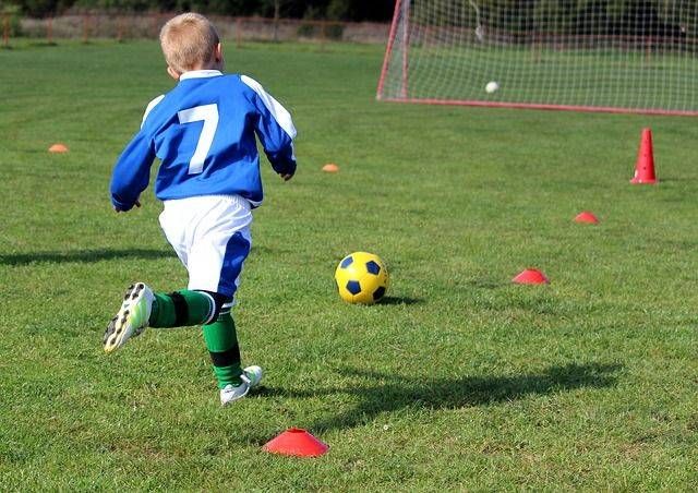Allenamenti consentiti anche negli sport di squadra, ma con distanziamento calcio bambini dirigente rene