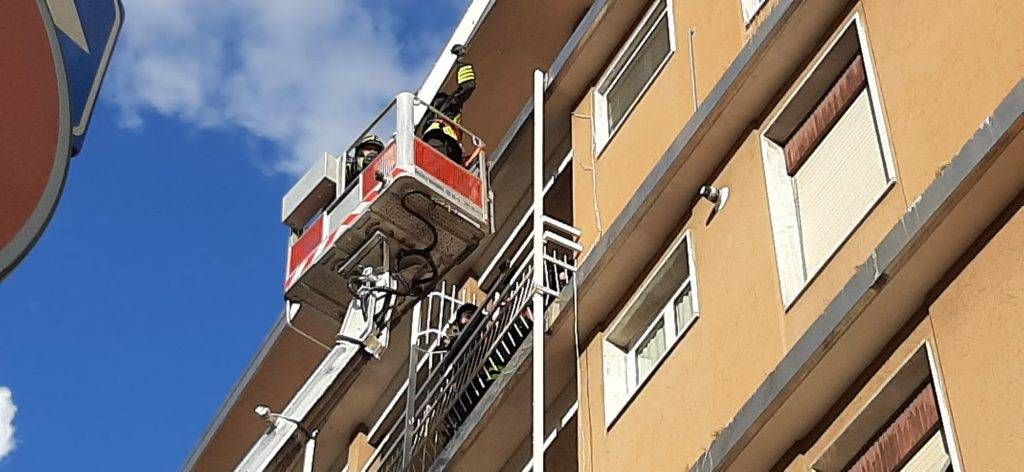 Limbiate cornicione pericolante vento