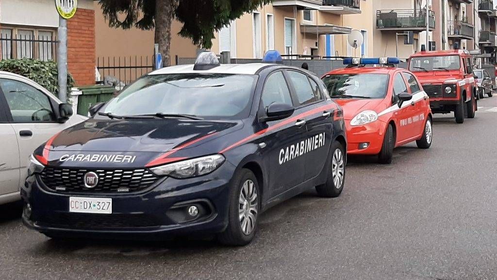 CARABINIERI CON AUTO FUNZIONARIO VIGILI DEL FUOCO 1024x576