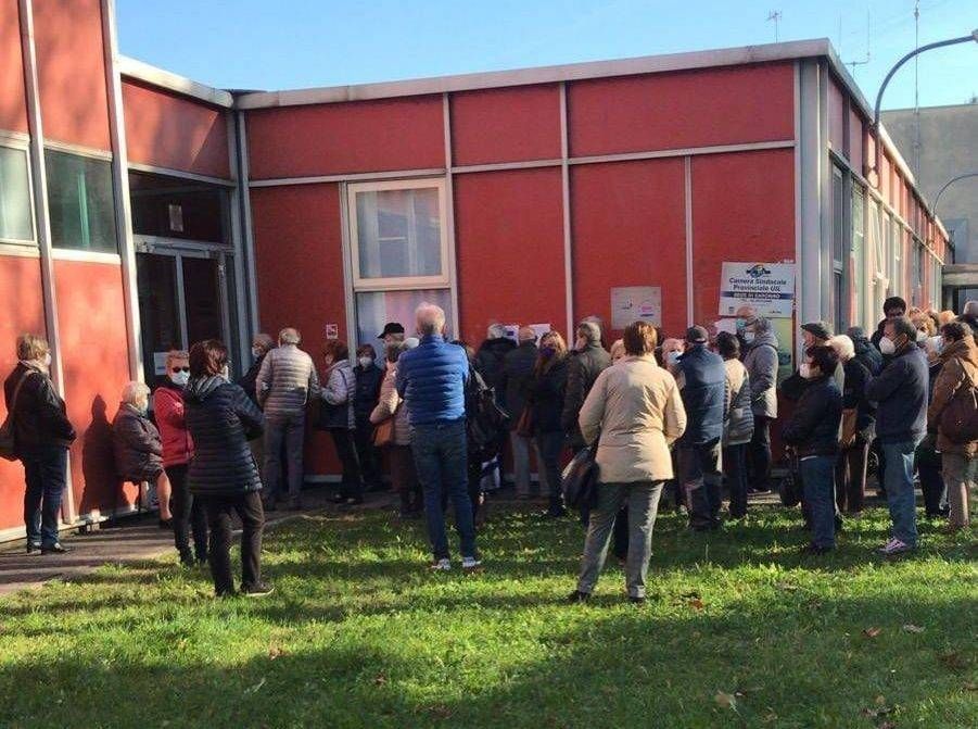 Saronno, assembramento nella coda per il vaccino, interviene la Polizia locale e il sindaco sbotta saronno assembramento