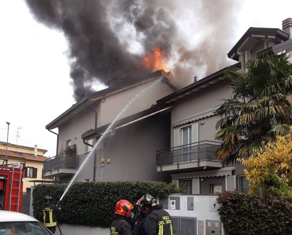 Novate, pauroso incendio tra le villette, vigili del fuoco sul posto incendio novate