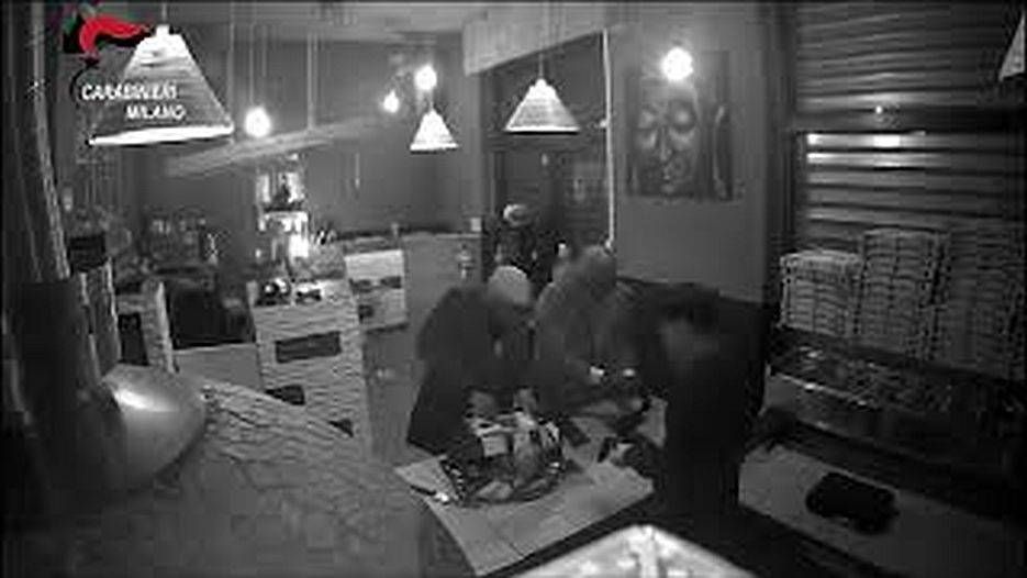 Truffa con il moltiplicatore di soldi, ristoratore incastra due finti investitori immobiliari | VIDEO black money scam