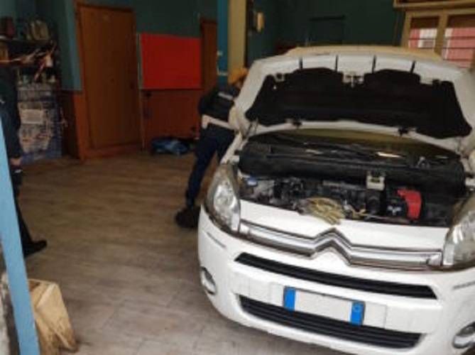 Garbagnate, operazione della Polizia Locale: chiusa un’autofficina non autorizzata Polizia chiude autofficina pre 300x224 1