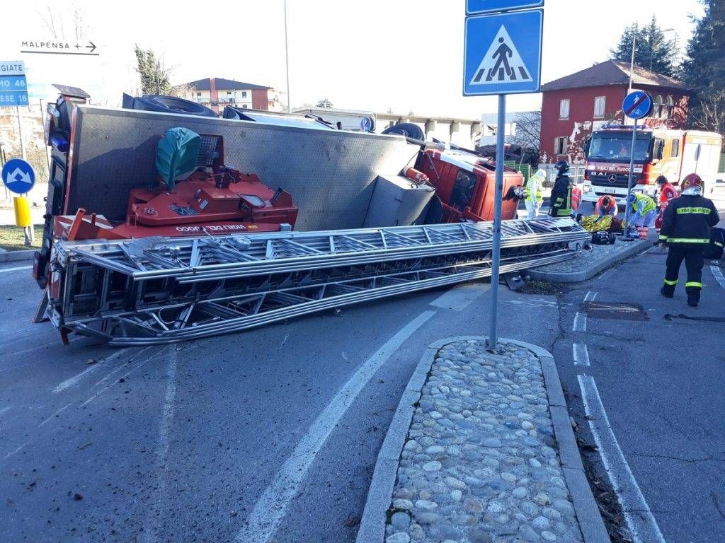 Vergiate, si ribalta autoscala dei Vigili del Fuoco: un ferito vigilifuoco 1024x768