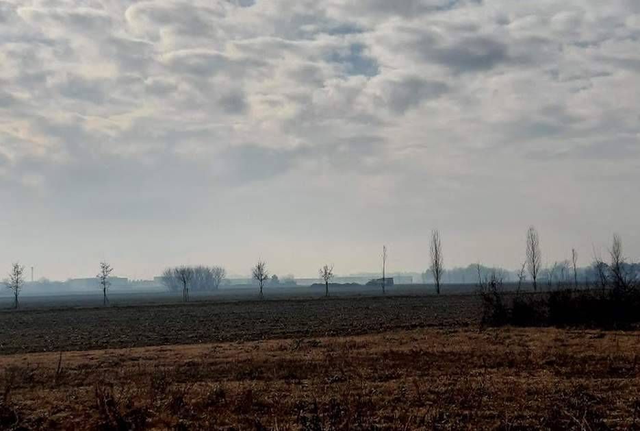 Solaro, forti odori da una settimana, lavori in corso nei campi agricoli puzza campi solaro