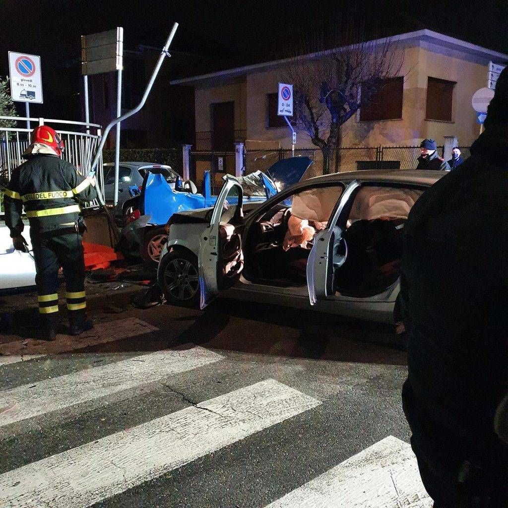Corsico: salta lo stop, travolge auto e fugge, marito morto, moglie grave, il figlio: vi troverò Corsico incidente