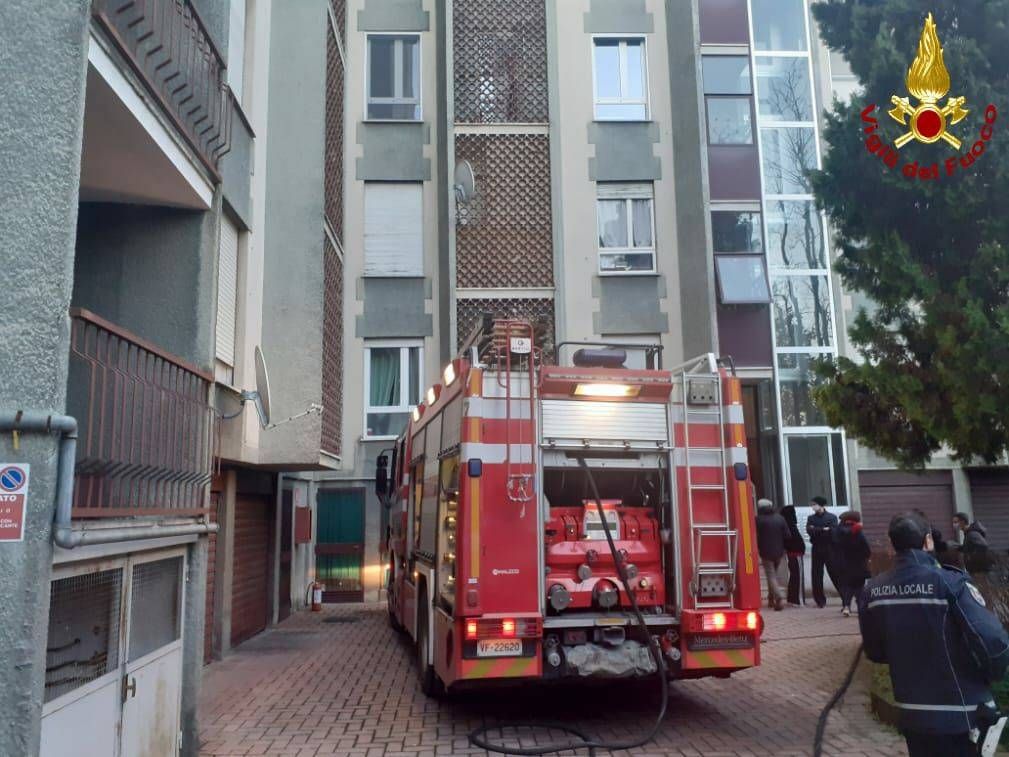 Saronno, incendio nel box del condominio, intervento dei Vigili del fuoco Vigili del fuoco Saronno 2