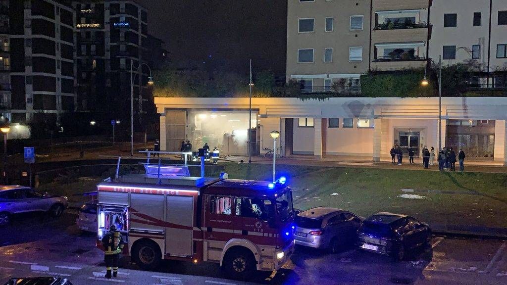 Incendio all’Unes di Cusano: i pompieri al lavoro e il fumo dal magazzino | VIDEO cusano incendio