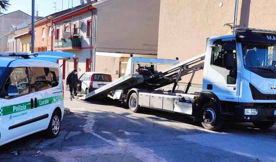 Limbiate, da 10 mesi in giro con auto confiscata, i vigili lo aspettano a casa e gliela portano via Limbiate rimozione