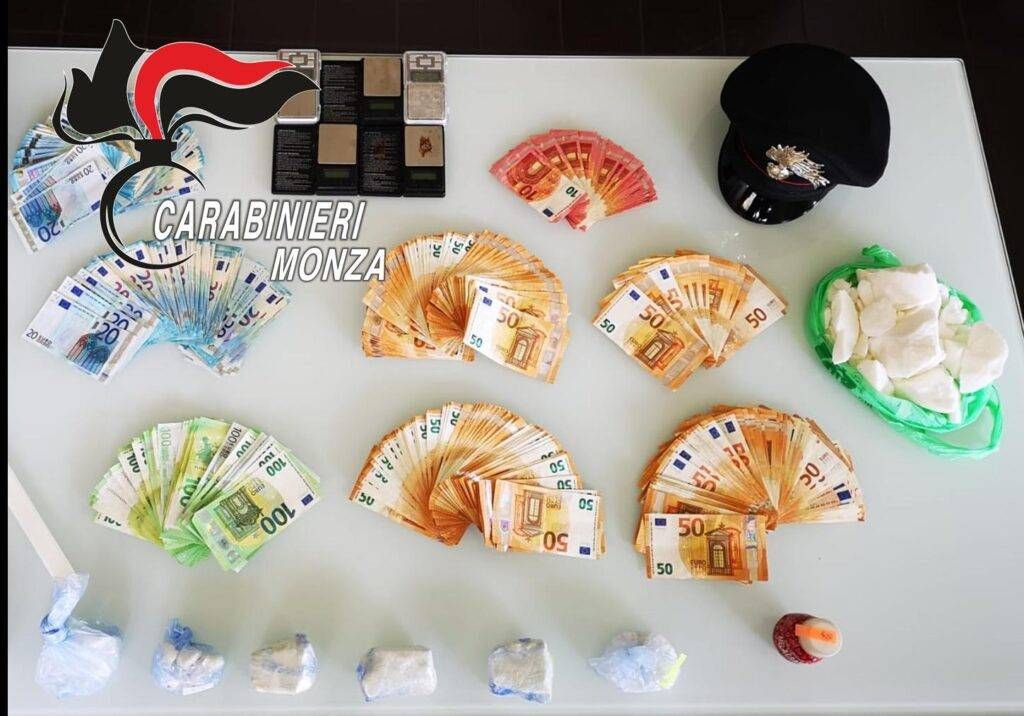 Misinto, mezzo chilo di cocaina nel pollaio e 26.000 euro in casa, 30enne arrestato misinto pollaio