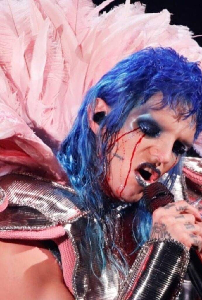 Le lacrime di sangue di Achille Lauro a Sanremo 2021 ideate a Saronno 156868720 10225246607850871 4456828278281735576 o 691x1024