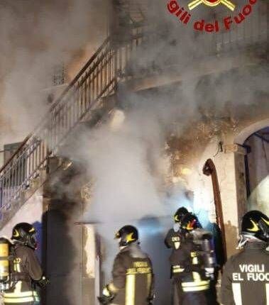 Incendio box, paura in centro a Bregnano, intervengono i pompieri di Lazzate | FOTO VVf Bregnao 2 e1615110681765