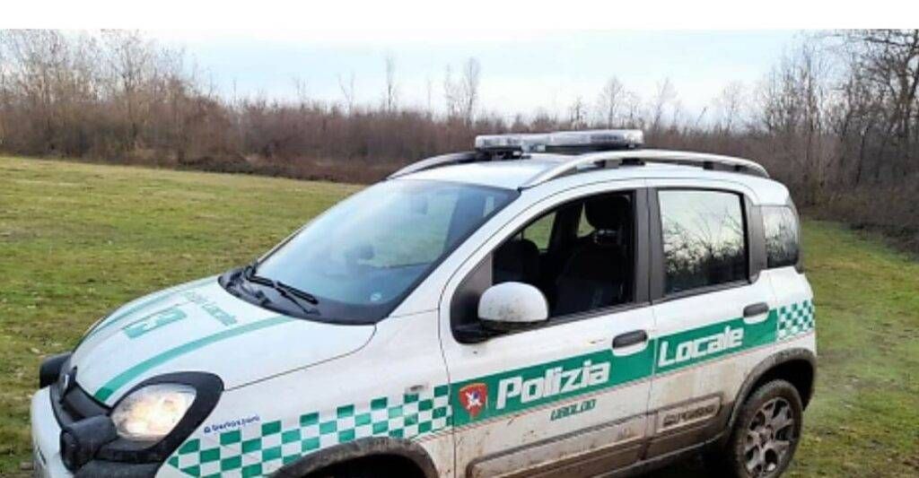 Da due anni alla guida senza revisione: fermato a Origgio, gli confiscano l’auto auto vigili aaa 1024x533