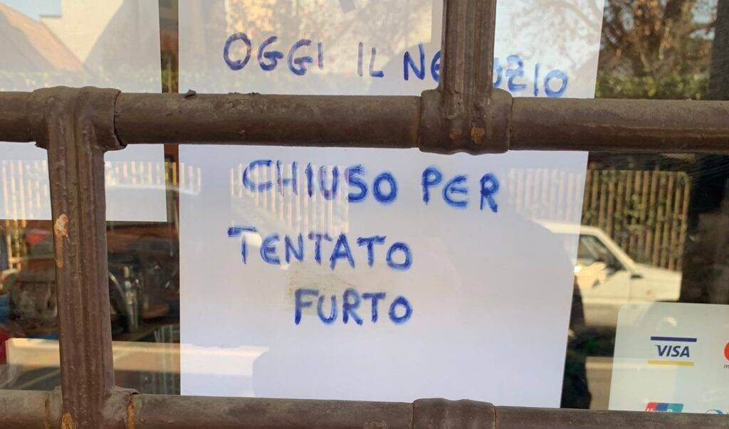 Caronno, blocca il ladro nel suo negozio e lo fa arrestare cartello negozio 1 1024x603