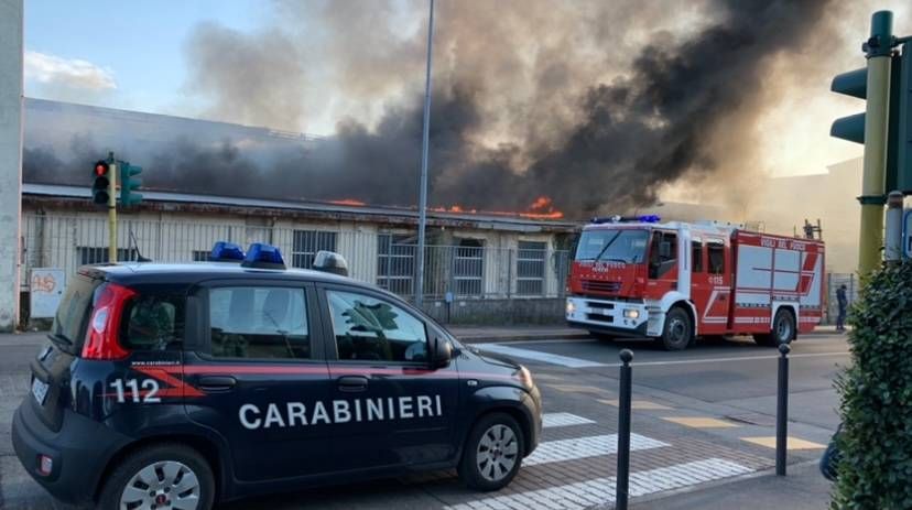 Incendio a Bollate, brucia il tetto della ex Ceruti: lunga colonna di fumo nero | VIDEO 8936072B 208E 4A94 81F1 2648F5CB62F6