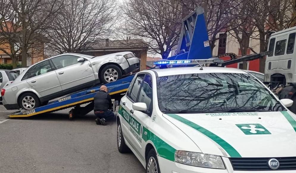 Truffata, circolava da un anno senza assicurazione: vince il ricorso contro i vigili di Saronno auto rimosse