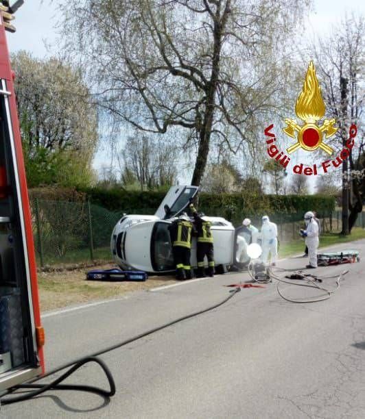 Lentate, auto fuori controllo si ribalta, 75enne all’ospedale lentate ribaltata
