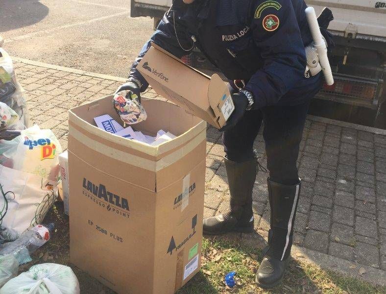 I vigili cercano indizi nei sacchi: a Gerenzano multato chi non fa la differenziata vigile rifiuti 1