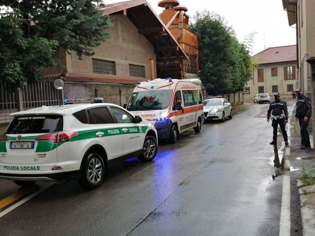 Uboldo, bambino urtato da un’auto davanti a scuola: la polizia locale cerca il “pirata” vigili elisoccorso 1024x768