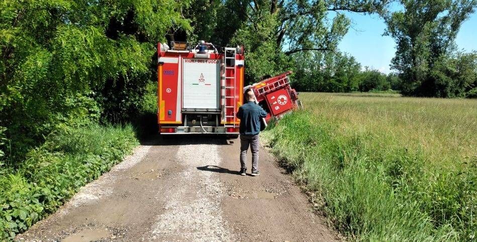 Autobotte dei pompieri si ribalta a Castellazzo di Bollate IMG 20210525 WA0000 e1621936158269