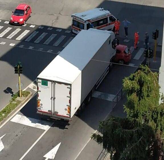 Incidente a Bollate: camion trascina un’auto per una decina di metri IMG 20210526 WA0002 e1622023684540
