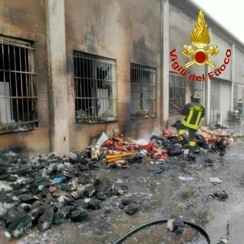Misinto, incendio nel cortile di una ditta, intervento in forze del Vigili del fuoco misinto incendio