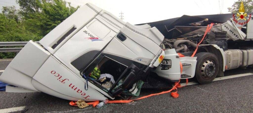 Grave incidente sulla Tangenziale Nord tra Monza e Sesto, cabina del tir distrutta, 2 feriti | FOTO TirA52A 1024x459
