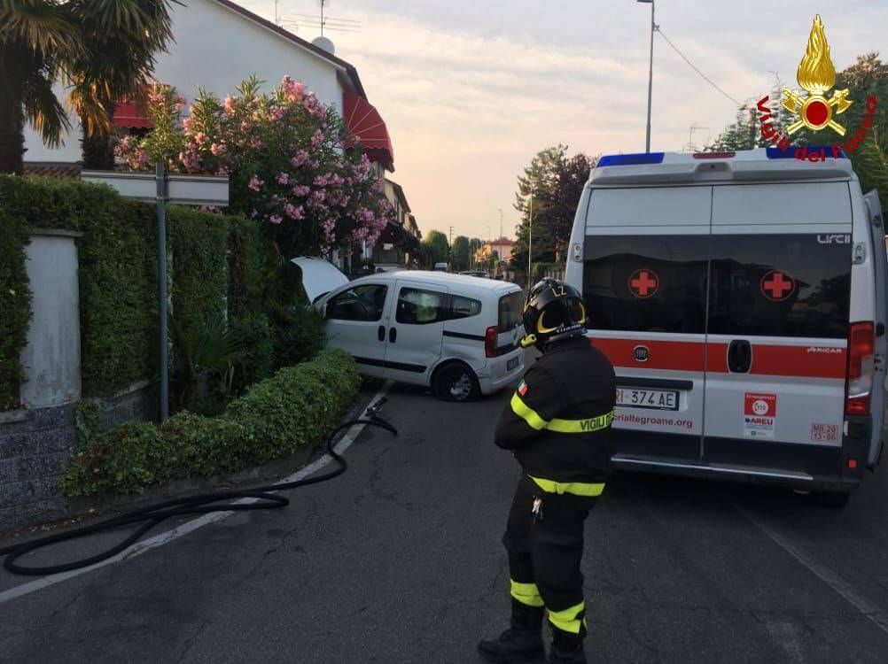 Lazzate, incidente: un’auto contro la recinzione e 2 feriti | FOTO 2506LazIncidente2