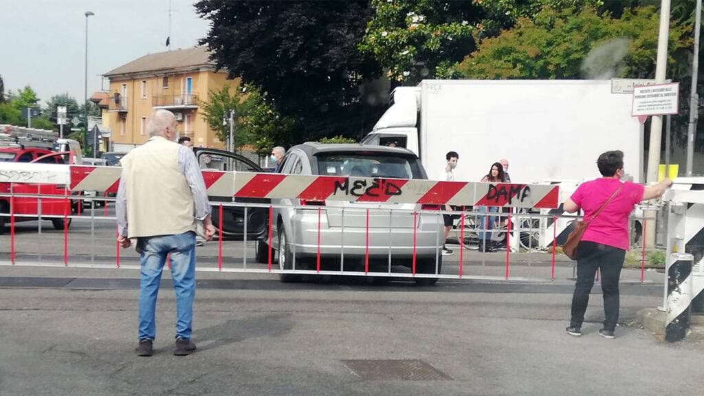 Paderno, traffico in tilt: ponte chiuso, asfaltature e auto chiusa nel passaggio a livello PADERNO AUTO PL 1024x576