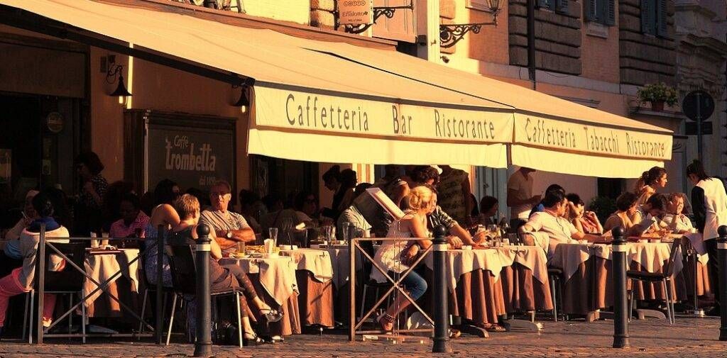 Lombardia in zona bianca da lunedì, sparisce il coprifuoco, ecco cosa cambia bar tavolini aperto 1024x505