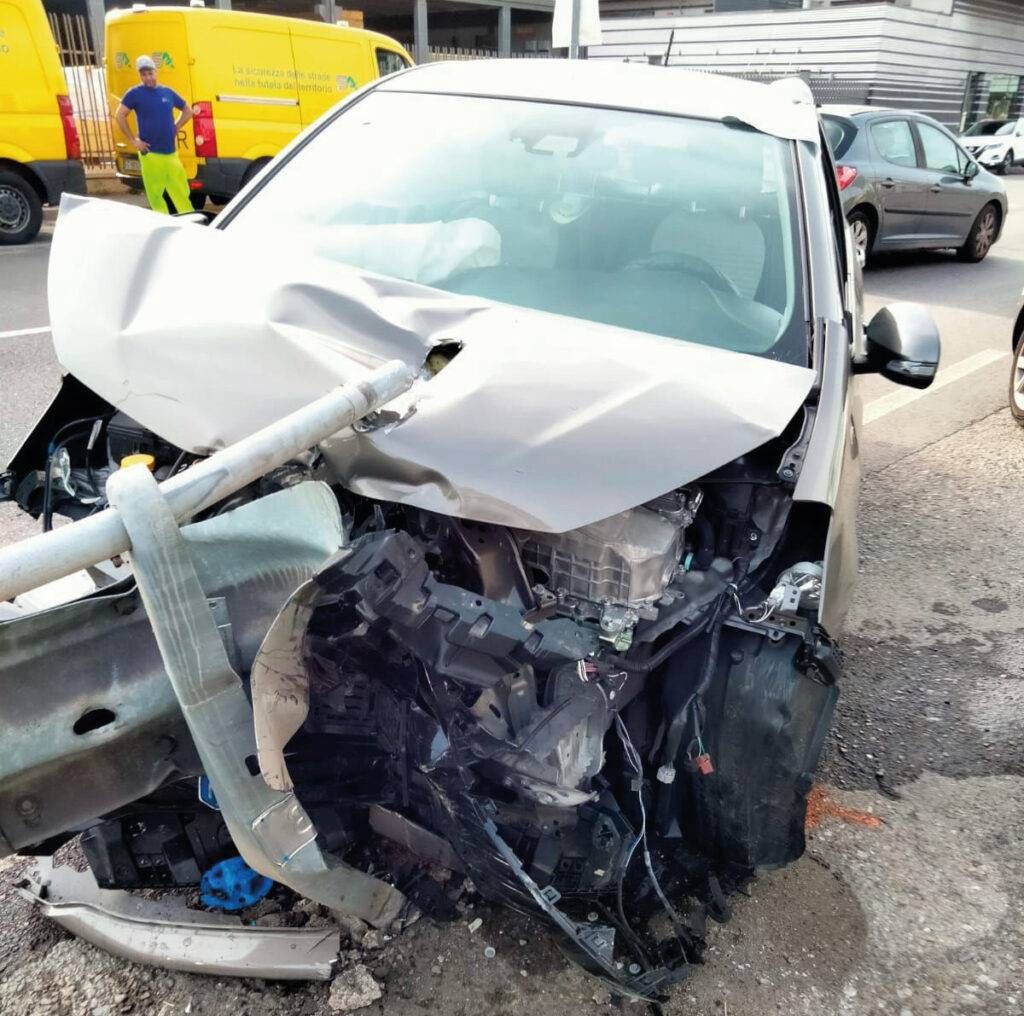 Incidente a Novate Milanese: si schianta sulla cuspide del guard rail Novate schianta